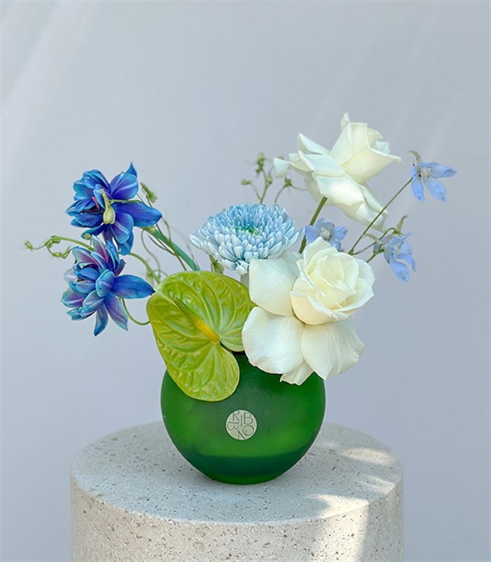 Sirius Yeşil Mini Vazoda Galaksi Lale Beyaz Gül Yaz Aranjmanı