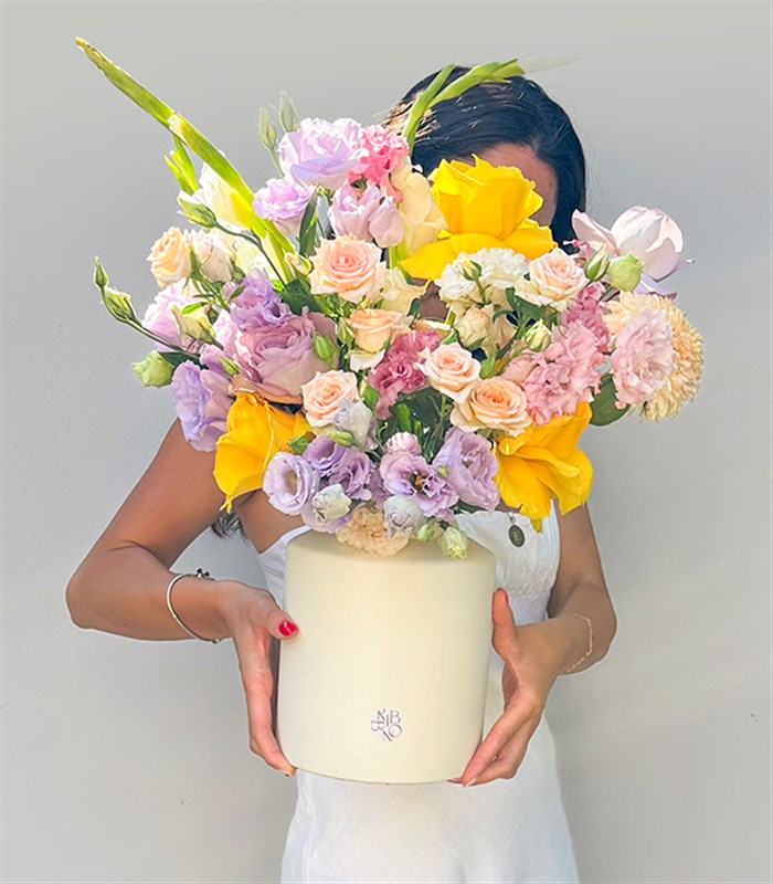 Elio Krem Seramik Vazoda Sarı Gül Pastel Çiçekler Yaz Aranjmanı