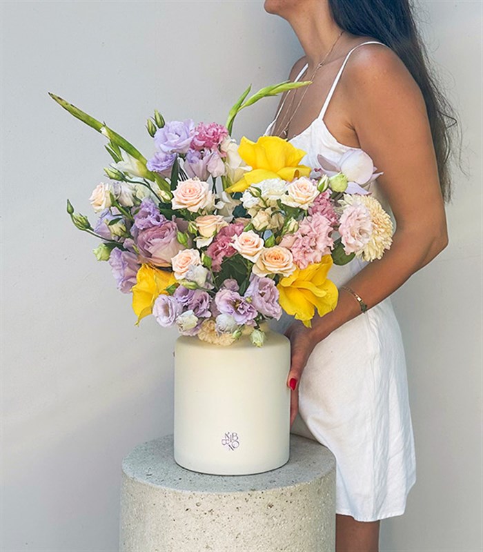 Elio Krem Seramik Vazoda Sarı Gül Pastel Çiçekler Yaz Aranjmanı