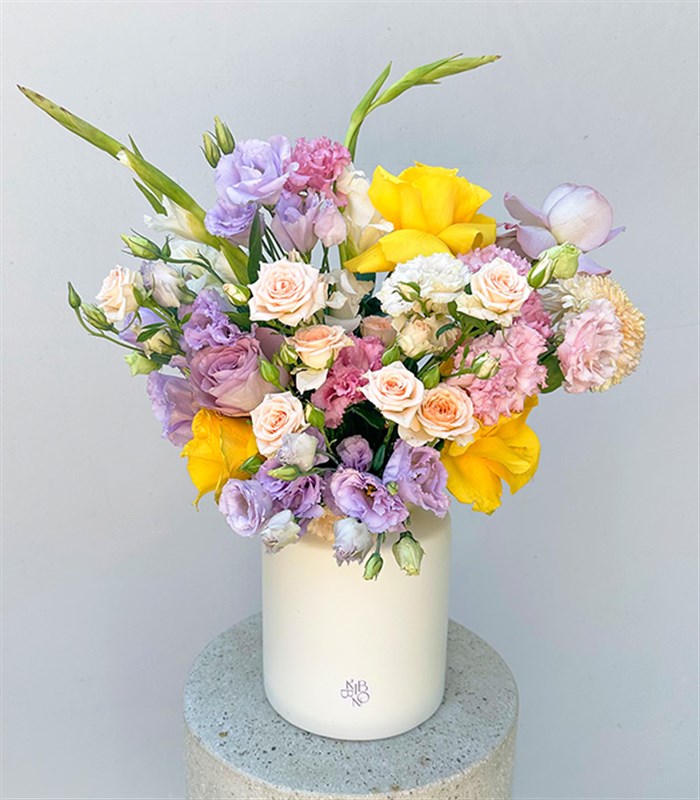 Elio Krem Seramik Vazoda Sarı Gül Pastel Çiçekler Yaz Aranjmanı