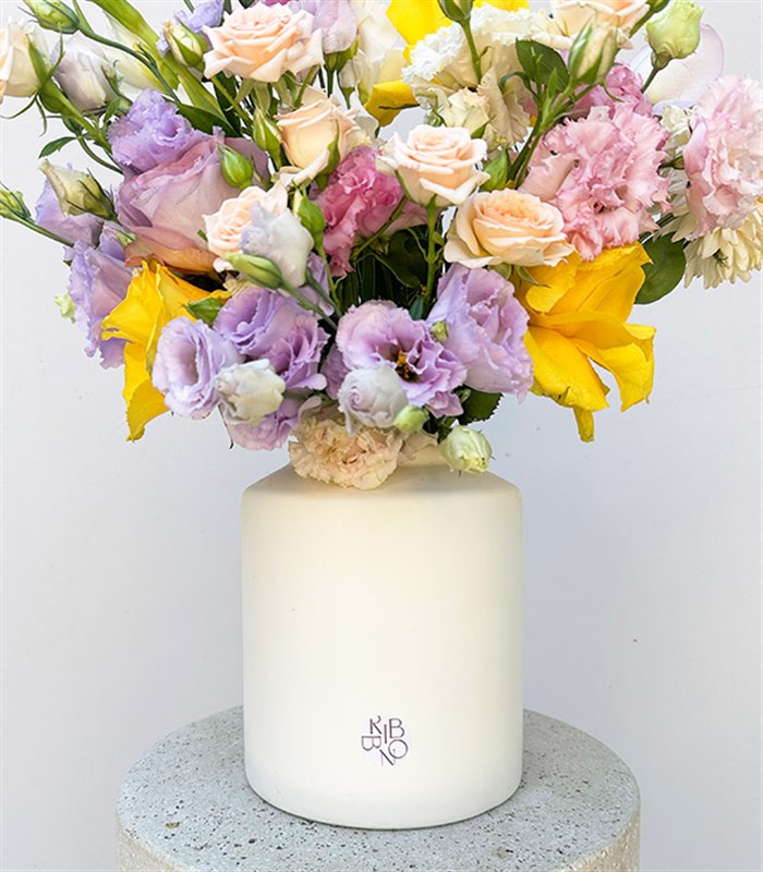 Elio Krem Seramik Vazoda Sarı Gül Pastel Çiçekler Yaz Aranjmanı