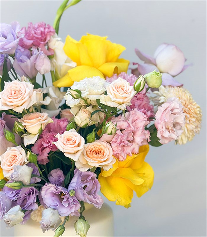 Elio Krem Seramik Vazoda Sarı Gül Pastel Çiçekler Yaz Aranjmanı