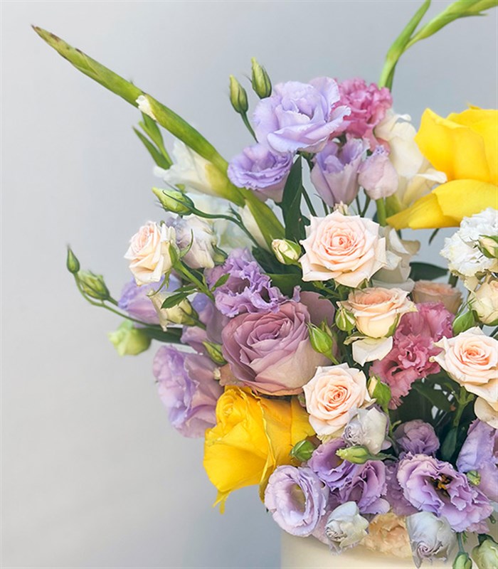 Elio Krem Seramik Vazoda Sarı Gül Pastel Çiçekler Yaz Aranjmanı