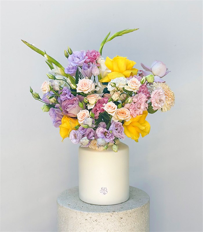 Elio Krem Seramik Vazoda Sarı Gül Pastel Çiçekler Yaz Aranjmanı