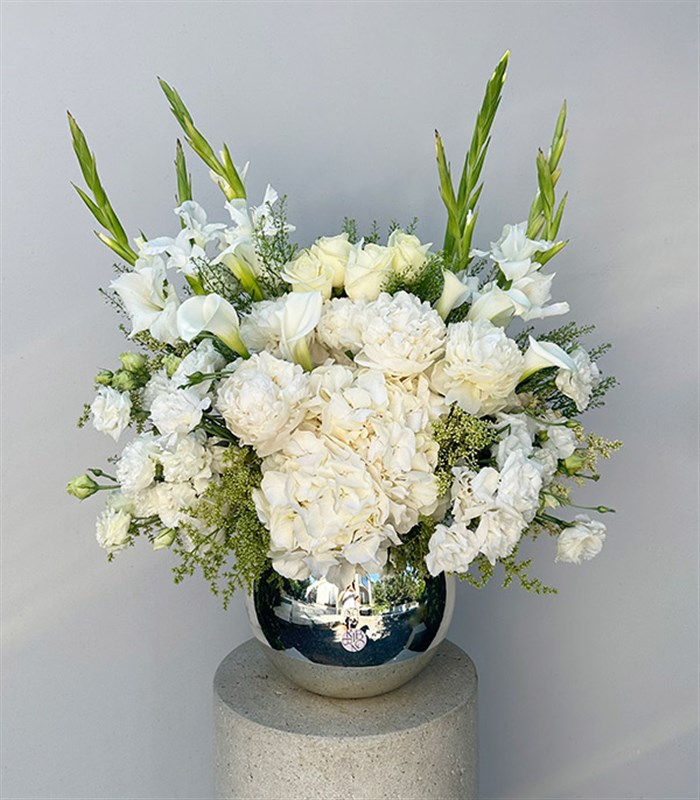 Deluxe Silver Vazoda Beyaz Gül Ortanca Şakayık Aranjmanı