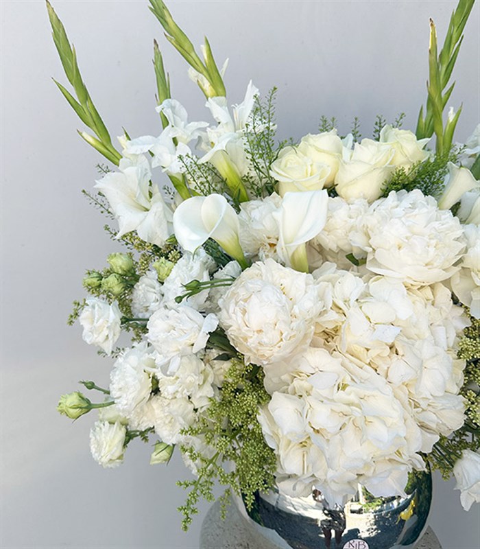 Deluxe Silver Vazoda Beyaz Gül Ortanca Şakayık Aranjmanı