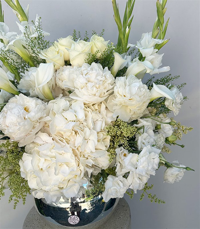 Deluxe Silver Vazoda Beyaz Gül Ortanca Şakayık Aranjmanı