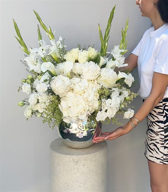 Deluxe Silver Vazoda Beyaz Gül Ortanca Şakayık Aranjmanı