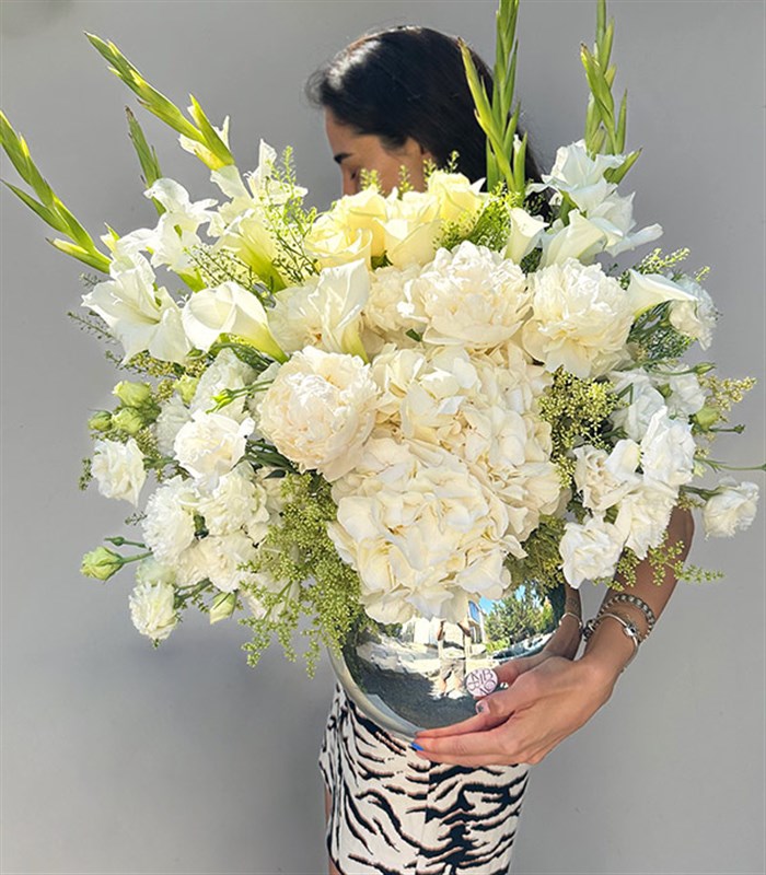 Deluxe Silver Vazoda Beyaz Gül Ortanca Şakayık Aranjmanı