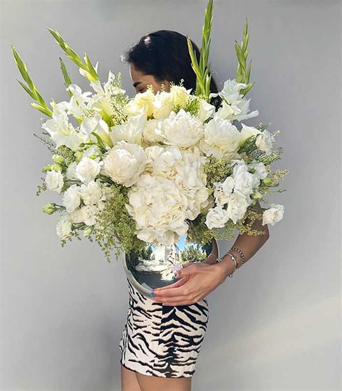 Deluxe Silver Vazoda Beyaz Gül Ortanca Şakayık Aranjmanı