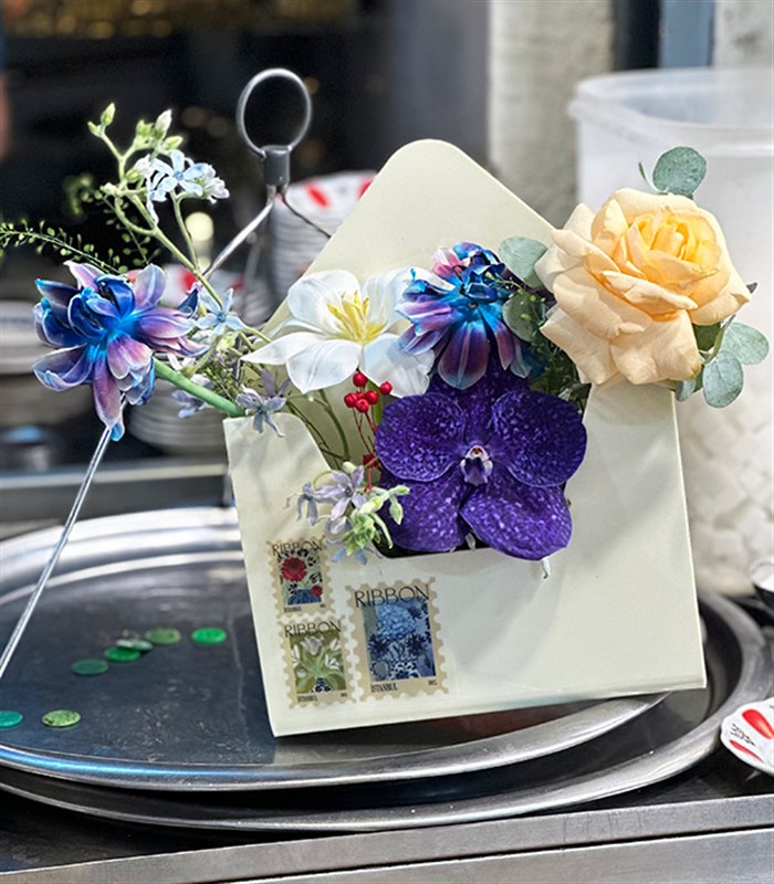 İstanbul Postcard Bloom Stamp Galaksi Lale Aranjmanı