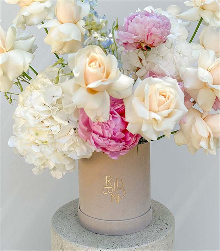 Opaline Deluxe Kutuda Beyaz Ortanca Pembe Şakayık Gül Aranjmanı