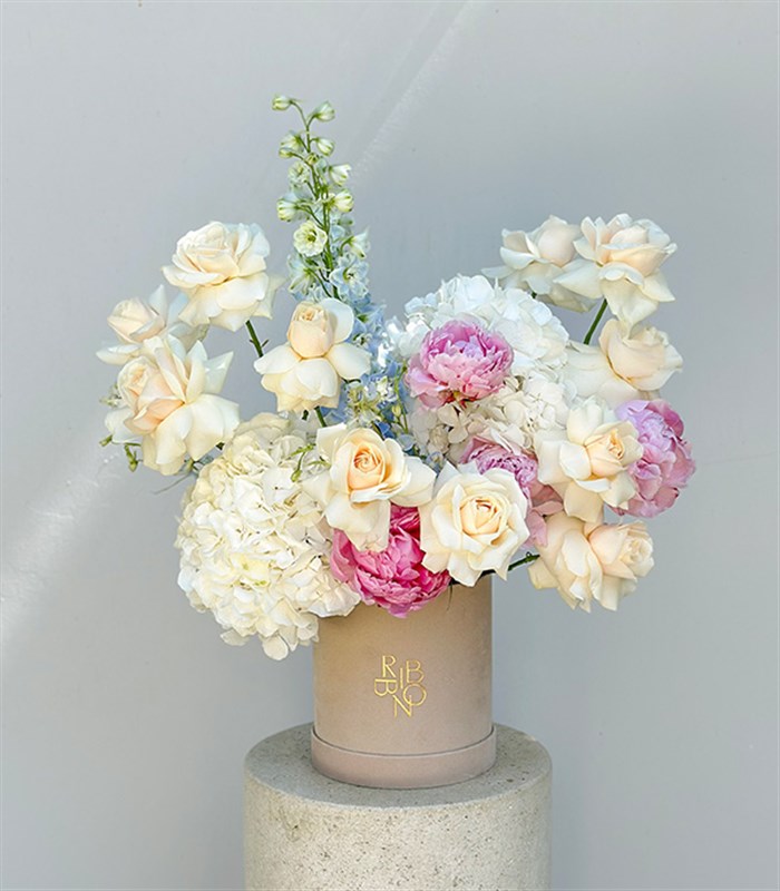 Opaline Deluxe Kutuda Beyaz Ortanca Pembe Şakayık Gül Aranjmanı