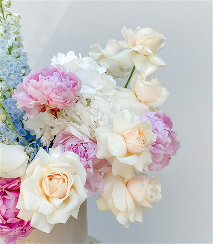 Opaline Deluxe Kutuda Beyaz Ortanca Pembe Şakayık Gül Aranjmanı