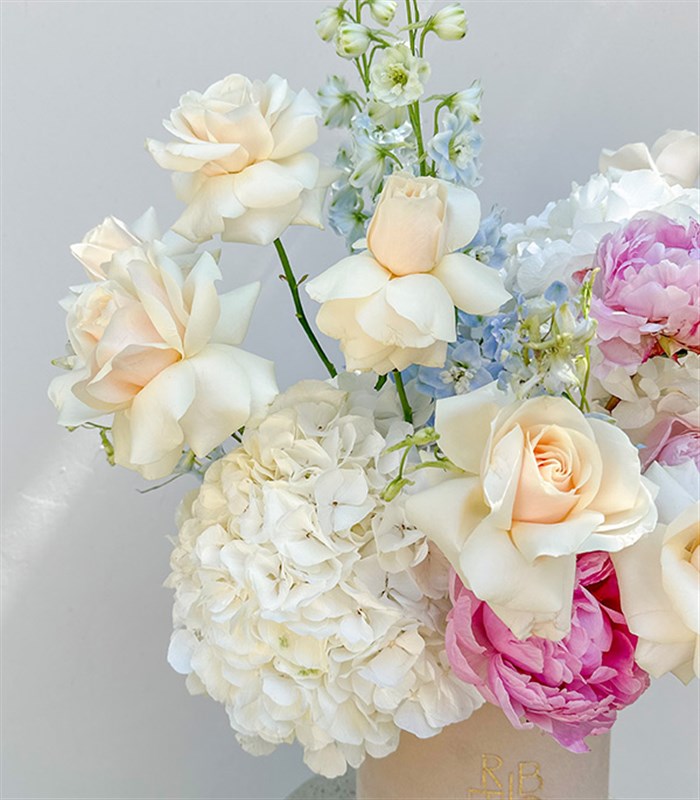 Opaline Deluxe Kutuda Beyaz Ortanca Pembe Şakayık Gül Aranjmanı