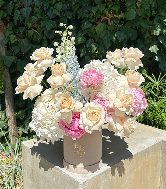 Opaline Deluxe Kutuda Beyaz Ortanca Pembe Şakayık Gül Aranjmanı