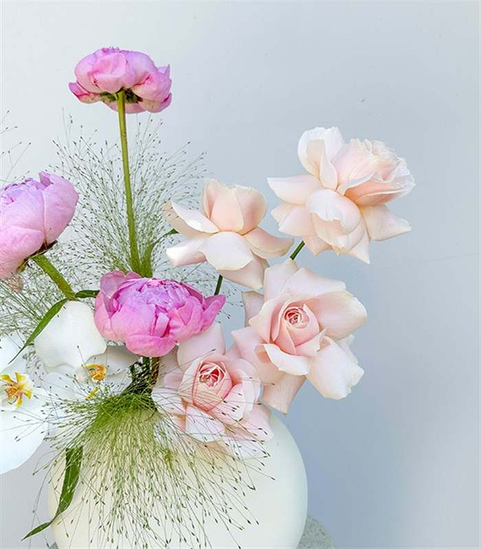 Blush Seramik Vazoda Pembe Güller Şakayık Aranjmanı