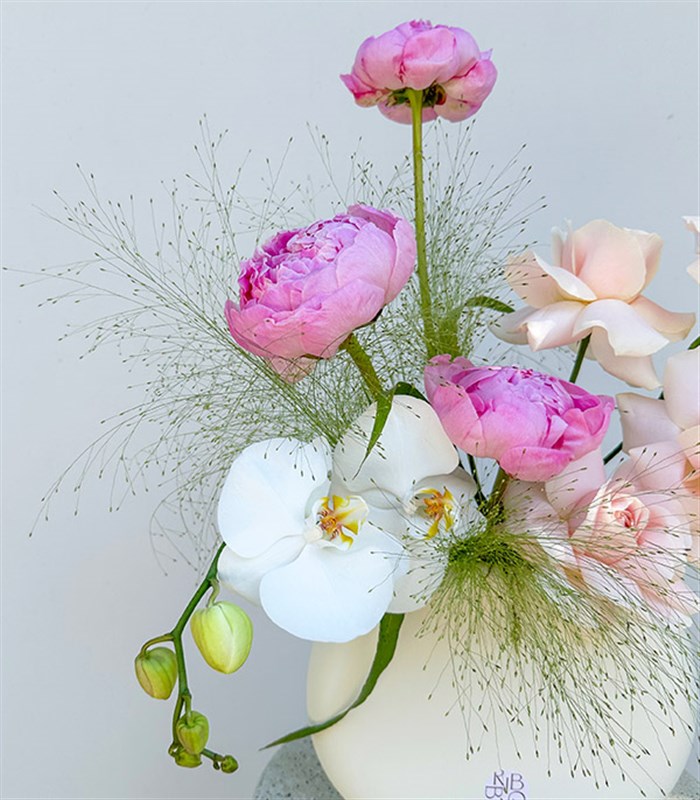 Blush Seramik Vazoda Pembe Güller Şakayık Aranjmanı