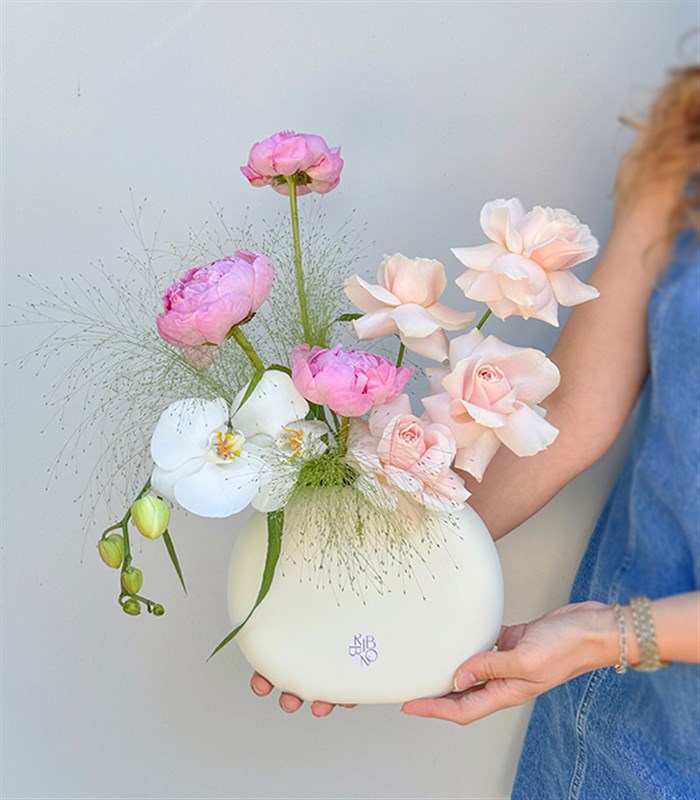 Blush Seramik Vazoda Pembe Güller Şakayık Aranjmanı