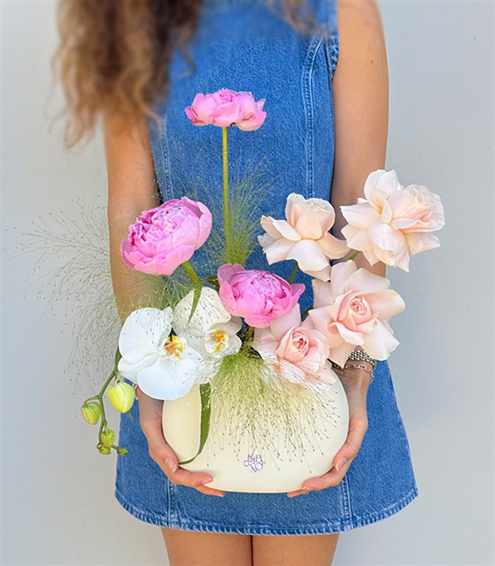 Blush Seramik Vazoda Pembe Güller Şakayık Aranjmanı