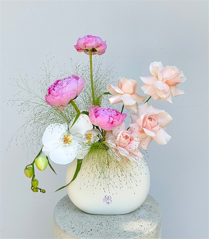 Blush Seramik Vazoda Pembe Güller Şakayık Aranjmanı