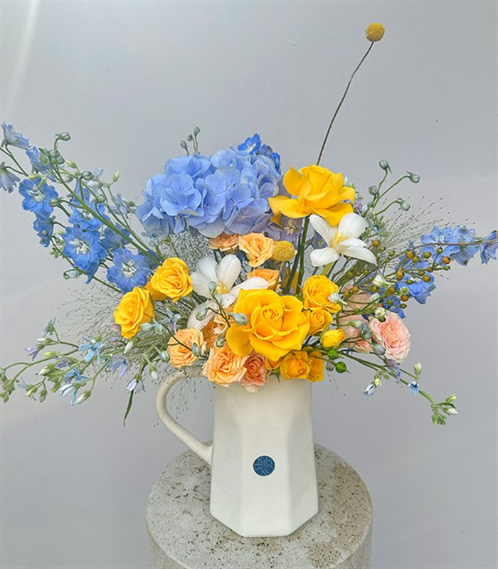 Blue Breeze Seramik Krem Sürahi Vazoda Ortanca Gül Aranjmanı