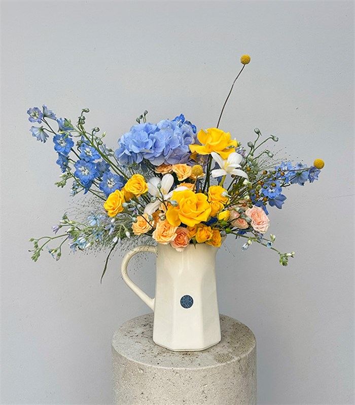 Blue Breeze Seramik Krem Sürahi Vazoda Ortanca Gül Aranjmanı