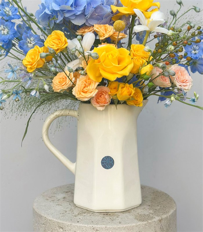 Blue Breeze Seramik Krem Sürahi Vazoda Ortanca Gül Aranjmanı