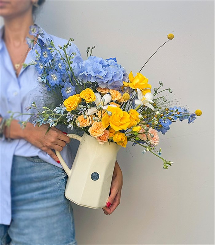 Blue Breeze Seramik Krem Sürahi Vazoda Ortanca Gül Aranjmanı