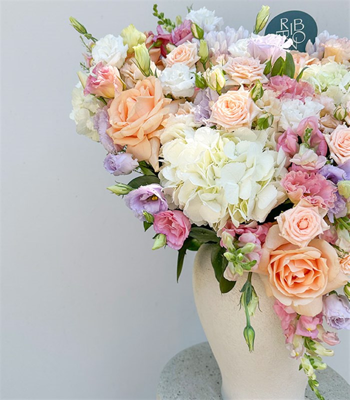 Petite Romance Deluxe Seramik Vazoda Pastel Çiçekler Aranjmanı