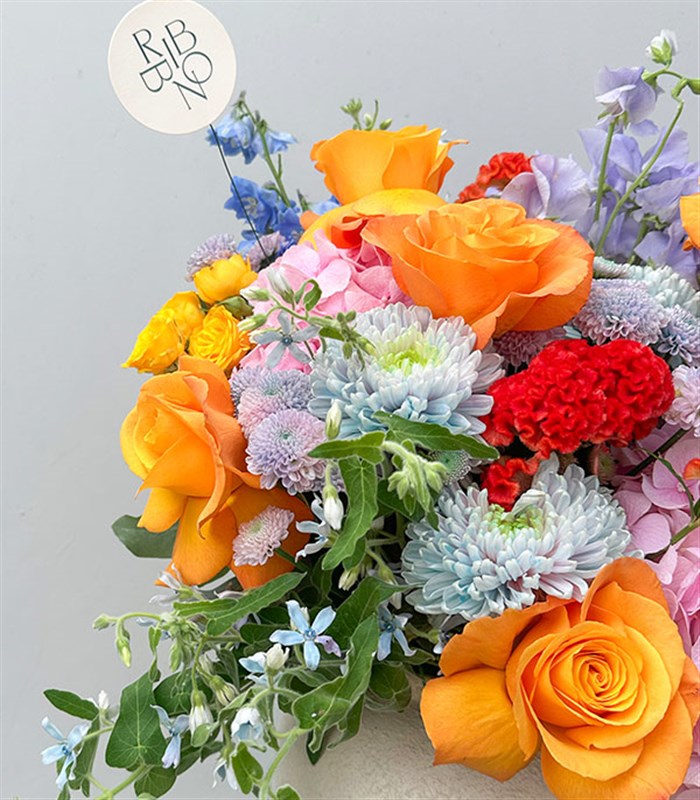 Dancing Colors Deluxe Seramik Vazoda Rengarenk Çiçekler Aranjmanı