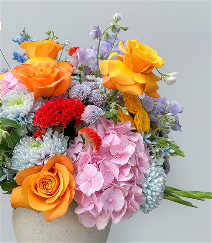 Dancing Colors Deluxe Seramik Vazoda Rengarenk Çiçekler Aranjmanı