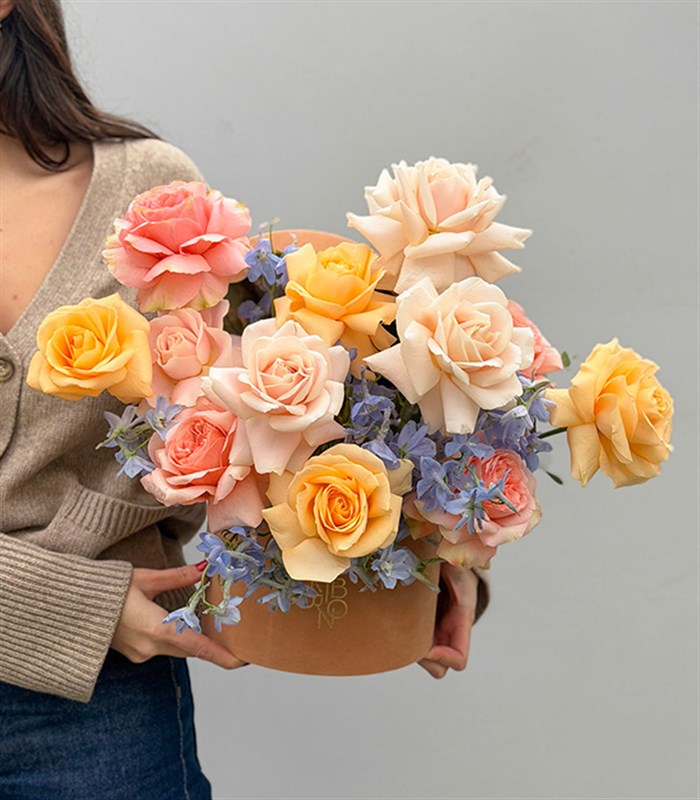 First Date Toffee Kutuda Delfinyum Pastel Pembe Güller