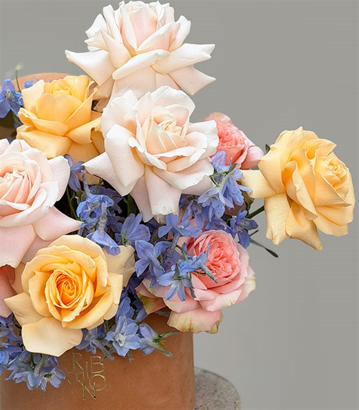 First Date Toffee Kutuda Delfinyum Pastel Pembe Güller