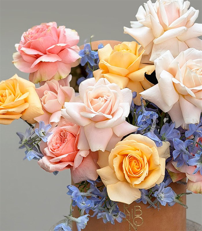 First Date Toffee Kutuda Delfinyum Pastel Pembe Güller