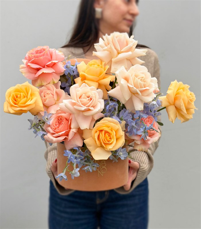 First Date Toffee Kutuda Delfinyum Pastel Pembe Güller