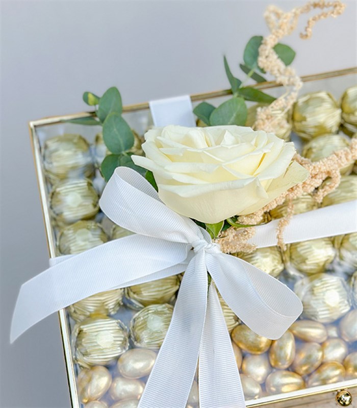 Beyaz Gold Royal Deluxe İsteme Söz 80Li Cam Çikolata Kutusu