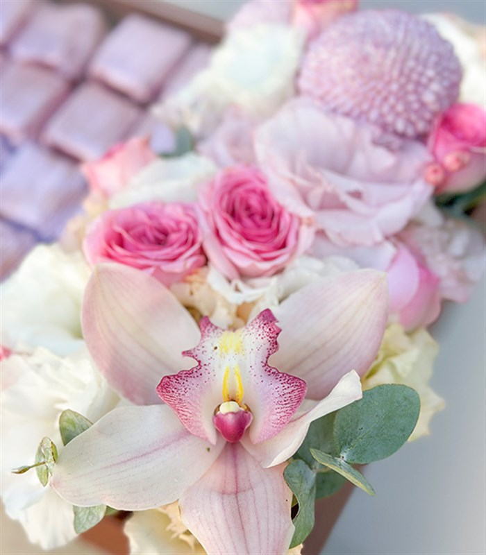 Pembe Royal Deluxe Deri Tepside 90Lı Çikolata Tepsisi