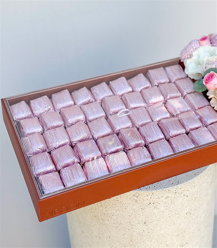 Pembe Royal Deluxe Deri Tepside 90Lı Çikolata Tepsisi