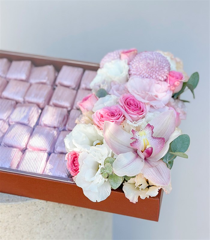 Pembe Royal Deluxe Deri Tepside 90Lı Çikolata Tepsisi