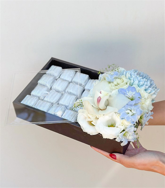 Grand Deluxe Mavi Beyaz Çiçekler 32Li Deri Çikolata Tepsisi