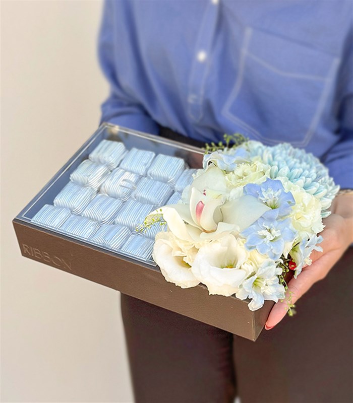 Grand Deluxe Mavi Beyaz Çiçekler 32Li Deri Çikolata Tepsisi