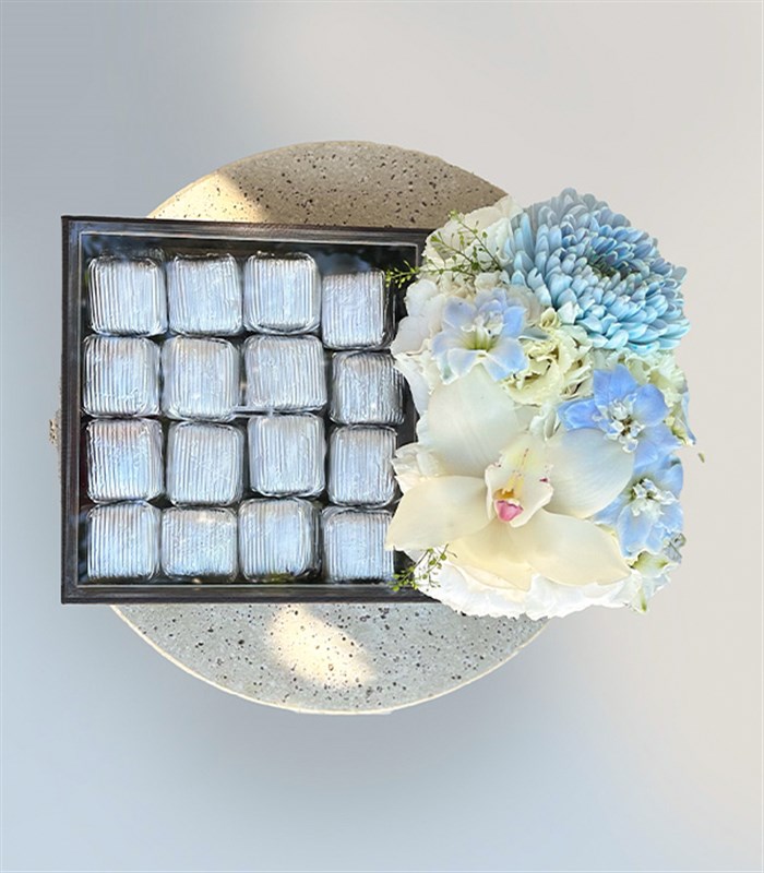 Grand Deluxe Mavi Beyaz Çiçekler 32Li Deri Çikolata Tepsisi