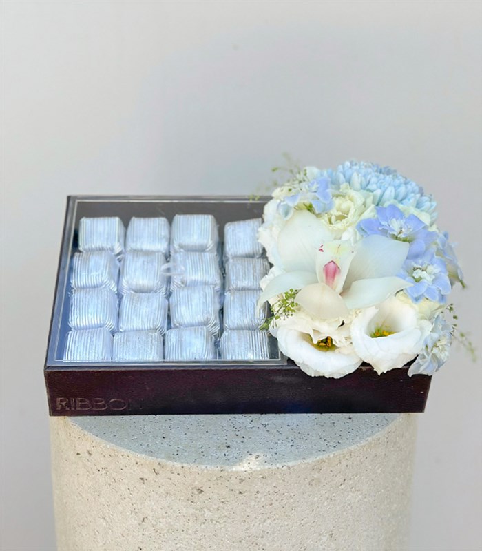 Grand Deluxe Mavi Beyaz Çiçekler 32Li Deri Çikolata Tepsisi