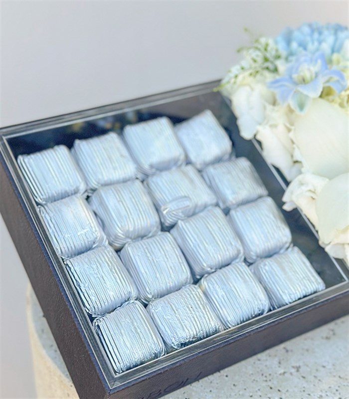 Grand Deluxe Mavi Beyaz Çiçekler 32Li Deri Çikolata Tepsisi