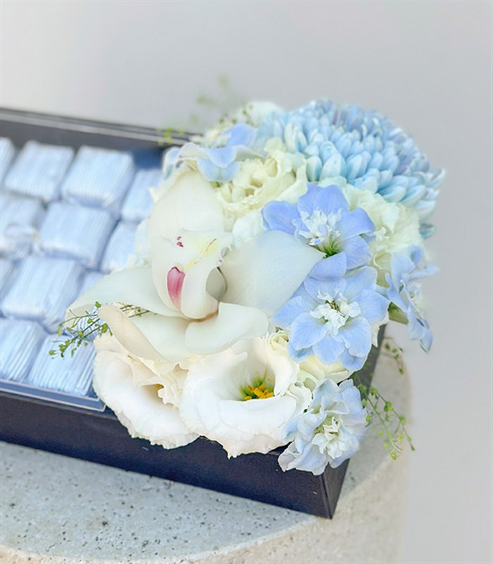 Grand Deluxe Mavi Beyaz Çiçekler 32Li Deri Çikolata Tepsisi