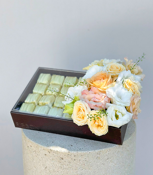 Grand Deluxe Pastel Çiçekler 32Li Deri Çikolata Tepsisi