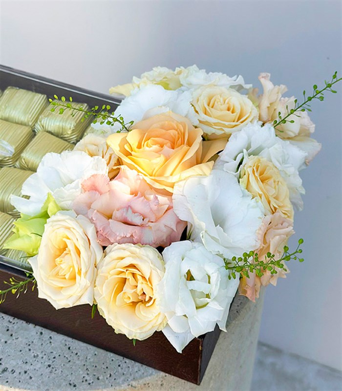 Grand Deluxe Pastel Çiçekler 32Li Deri Çikolata Tepsisi