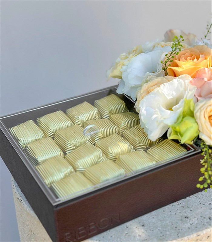 Grand Deluxe Pastel Çiçekler 32Li Deri Çikolata Tepsisi