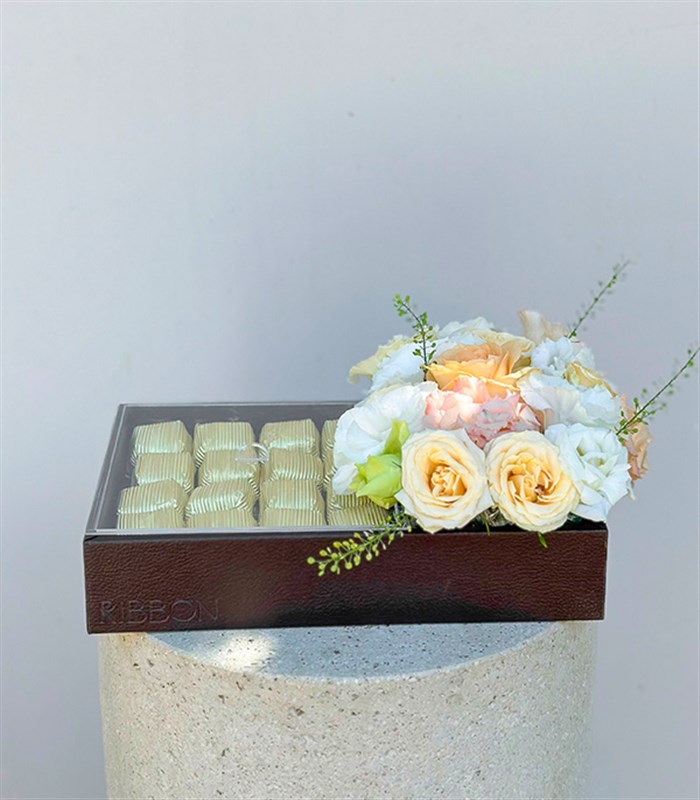 Grand Deluxe Pastel Çiçekler 32Li Deri Çikolata Tepsisi